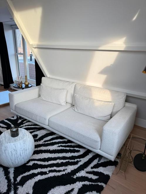 Mooie witte 2 zitsbank teddy stof, Huis en Inrichting, Banken | Sofa's en Chaises Longues, Zo goed als nieuw, 200 tot 250 cm, 75 tot 100 cm