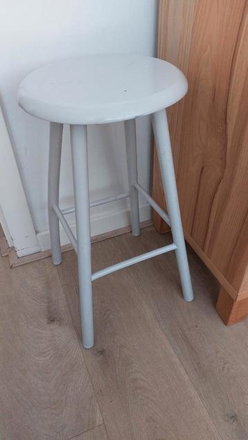 Leuk lichtgrijs krukje beschikbaar voor biedingen