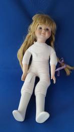 The Classique Collection porselein/aardewerk pop "Ros" 2A19, Verzamelen, Poppen, Tweedehands verkoop, Tweedehands verkoop, Gebruikt