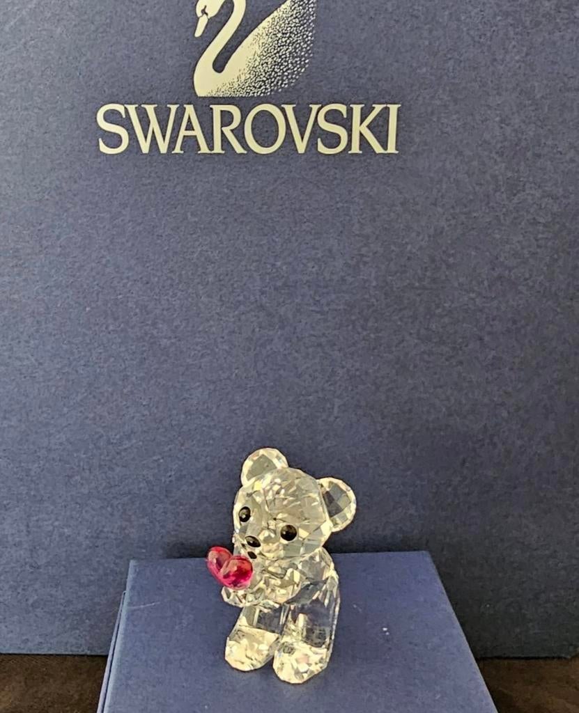 Swarovski Krisbeer kus vol liefde, Verzamelen, Swarovski, Ophalen of Verzenden, Zo goed als nieuw, Figuurtje