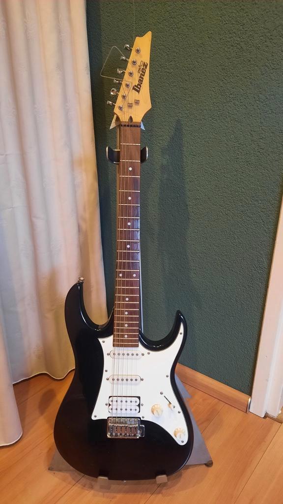 Ibanez GIO 6-snarige elektrische gitaar + accessoires, Muziek en Instrumenten, Snaarinstrumenten | Gitaren | Elektrisch, Zo goed als nieuw