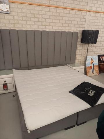 Boxspring met bergruimte beschikbaar voor biedingen
