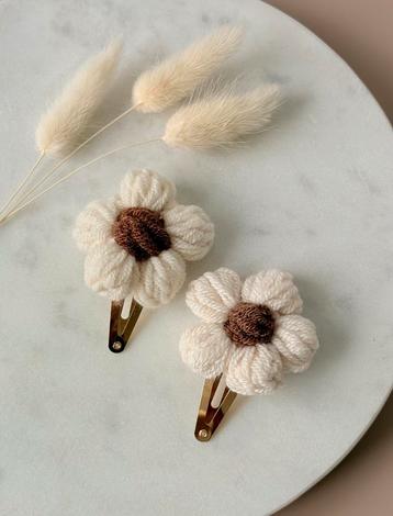 Gebreide bloemen clips beschikbaar voor biedingen