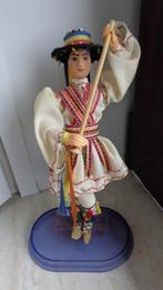 Vintage klederdracht poppen uit Roemenië, Verzamelen, Poppen, Ophalen, Zo goed als nieuw, Pop