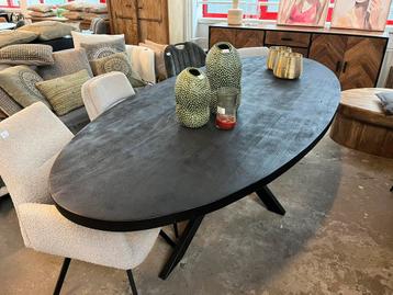 Magazijn leegverkoop eettafel ovaal Mangohout zwart Matrix  beschikbaar voor biedingen