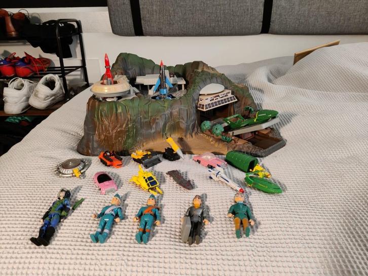 Thunderbirds Tracey Islands + figures, Verzamelen, Poppetjes en Figuurtjes, Gebruikt, Ophalen of Verzenden