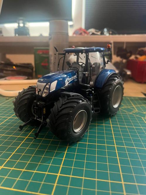 New holland t7 verbouwd, Hobby en Vrije tijd, Modelauto's | 1:32, Zo goed als nieuw, Tractor of Landbouw, Overige merken, Verzenden