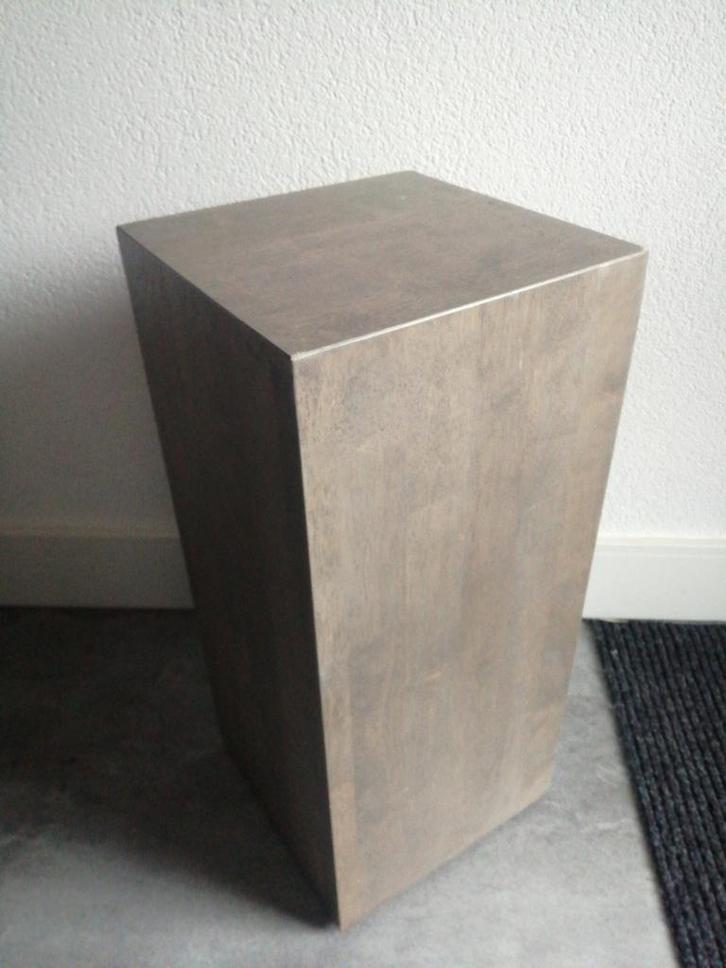 Bijzettafel 1 of 2 30x30x67cm kubus kerstboom sokkel, Huis en Inrichting, Tafels | Bijzettafels, Gebruikt, Vierkant, 60 cm of meer
