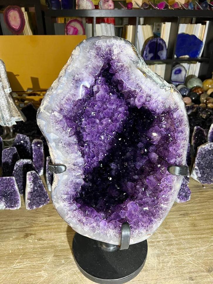 Amethist geode (20) van 33 kg, mooi hol en diep paars., Verzamelen, Mineralen en Fossielen, Mineraal, Ophalen of Verzenden