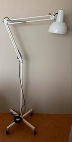 Verstelbare en verrijdbare witte Anglepoise vloerlamp, Huis en Inrichting, Lampen | Vloerlampen, Ophalen, Gebruikt, Metaal, 150 tot 200 cm