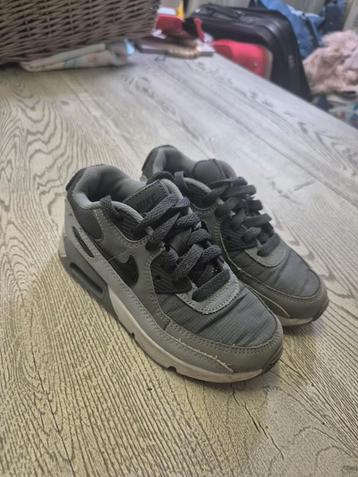 Partij kinder merk schoenen in verschillende maten beschikbaar voor biedingen