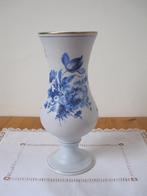 Fraaie keramieken vaas van Gouda Holland  blue rose 24 cm., Antiek en Kunst, Antiek | Vazen, Ophalen of Verzenden