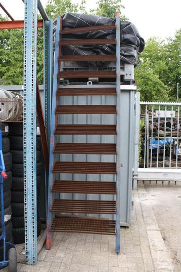 Gebruikte metalen trap beschikbaar voor biedingen