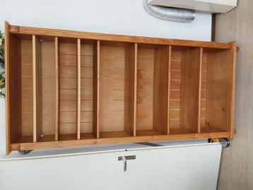 Boeken kast/ cd's kast  beschikbaar voor biedingen