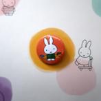 Nijntje Miffy 25MM Konijntje Pin Button Badge Broche, Verzamelen, Speldjes, Pins en Buttons, Verzenden, Nieuw, Figuurtje, Button