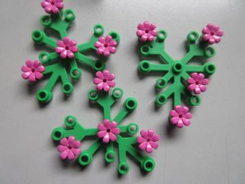 nr. 8678,  3 Bladeren met bloemetjes. Verzenden is mogelijk beschikbaar voor biedingen
