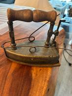 Oud kolen strijkijzer met houten handvat, Antiek en Kunst, Antiek | Overige Antiek, Ophalen of Verzenden