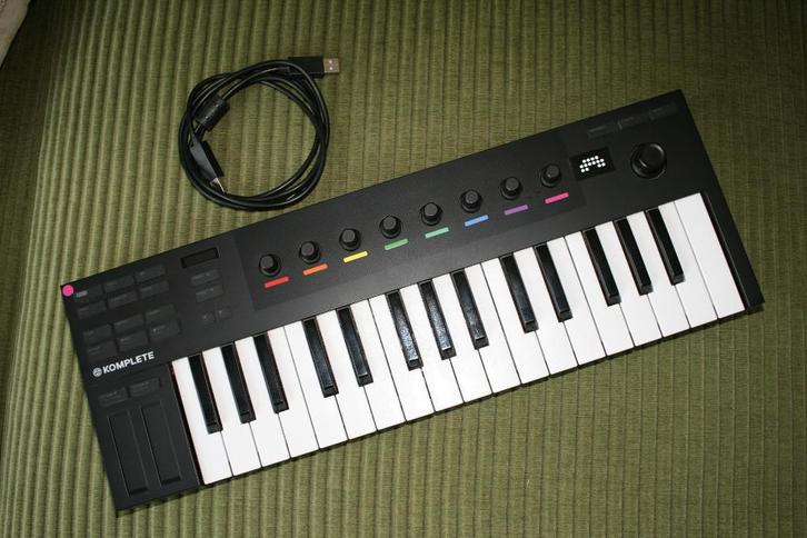 Native Instruments Kontrol M32, Muziek en Instrumenten, Midi-apparatuur, Zo goed als nieuw, Ophalen