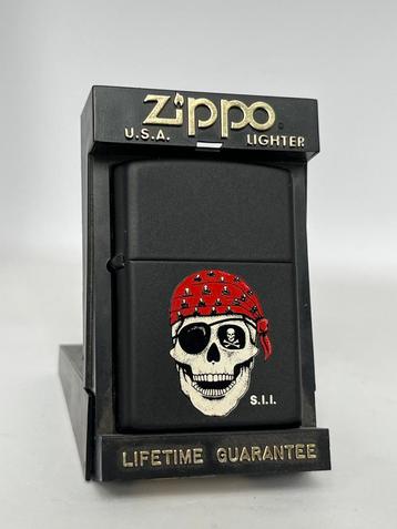 Zippo Matte Pirate Skull Aansteker + Houder beschikbaar voor biedingen
