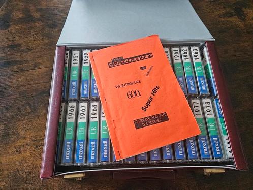 Superhits box casette 1950-1979, Cd's en Dvd's, Cassettebandjes, Zo goed als nieuw, Origineel, Verzamelalbums, 26 bandjes of meer