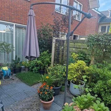 Zweefparasol met voet  beschikbaar voor biedingen