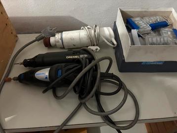 Grote set met 2x Dremel en toebehoren beschikbaar voor biedingen