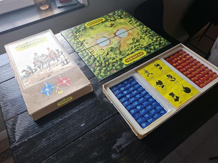 Stratego Bordspel - Klassieker!, Hobby en Vrije tijd, Gezelschapsspellen | Bordspellen, Gebruikt, Een of twee spelers, Ophalen of Verzenden