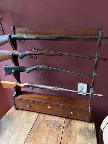Vintage geweer rek , jachtgeweer sabel windbuks klewang beschikbaar voor biedingen