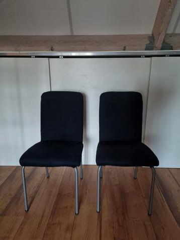 2 stoelen met zwarte bekleding  beschikbaar voor biedingen