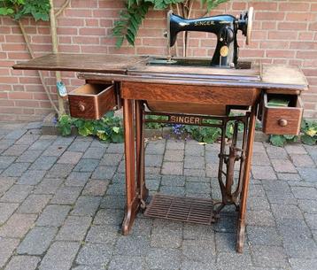 Antieke Singer trapnaaimachine beschikbaar voor biedingen