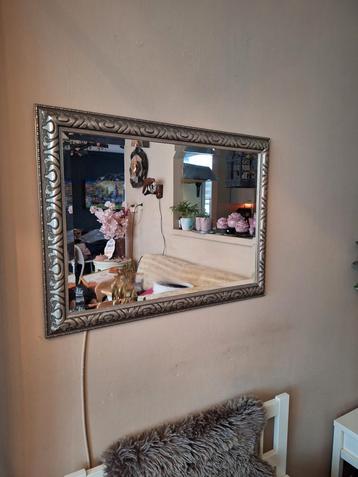 Grote Spiegel met Sierlijke Lijst beschikbaar voor biedingen