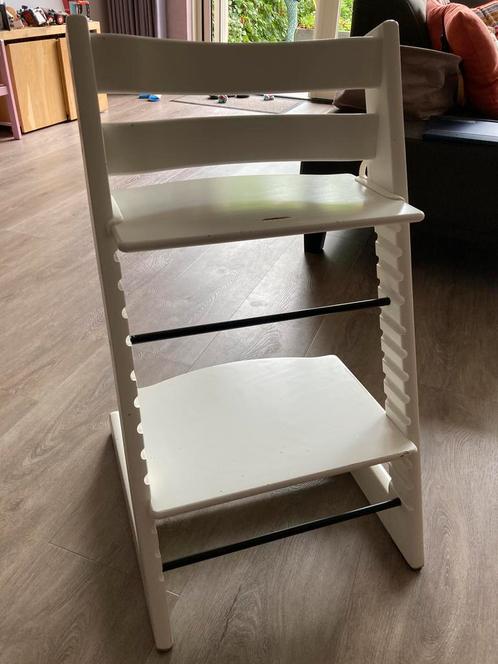 Witte Tripp Trapp kinderstoel van Stokke in goede staat, Kinderen en Baby's, Kinderstoelen, Zo goed als nieuw, Meegroeistoel, Ophalen