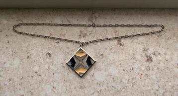 Vintage zilverkleurige ketting met vierkante hanger beschikbaar voor biedingen