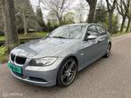 BMW 3-serie 320i Dynamic Executive /AIRCO/CRUISE/PARKEERSEN/, Auto's, BMW, Achterwielaandrijving, Zwart, 4 cilinders, 150 pk