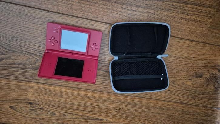 Nintendo DS rood, Spelcomputers en Games, Spelcomputers | Nintendo DS, Gebruikt, DS Original of Phat, Rood, Met beschermhoes of tas