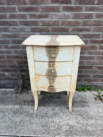 Oud ladekastje beschikbaar voor biedingen