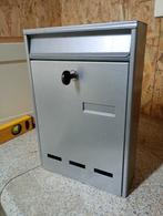 Zilverkleurige Wandbrievenbus met Sleutel, Tuin en Terras, Ophalen, Zo goed als nieuw, Staal, Wandbrievenbus