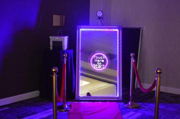 Maak jouw bruiloft onvergetelijk met de Magic Mirror Wall  beschikbaar voor biedingen