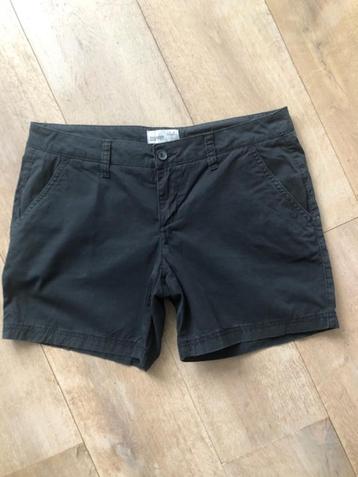 Zwart Esprit short maat 40. Het broekje heeft 2 schuine zakk beschikbaar voor biedingen