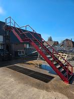 Stalen trap met bordes rood. Hoog 3,7 mtr. Nob032, Ophalen, Zo goed als nieuw, 2 tot 4 meter