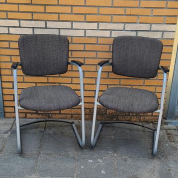 Ahrend stoeltjes 2x beschikbaar voor biedingen