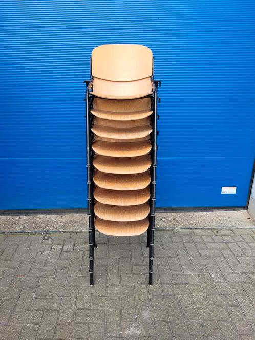 Eromes kantine vergader stoelen zwart frame houten zitting, Huis en Inrichting, Stoelen, Zo goed als nieuw, Vijf, Zes of meer stoelen