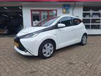 Toyota Aygo 1.0 VVT-i 69pk 5D AIRCO / BEELDSCHERM / BLUETOOT, Gebruikt, Euro 6, 4 stoelen, Wit