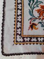 Retro Vintage tafelkleed geborduurd linnen 145/125, Huis en Inrichting, Tafelkleden, Binnen, Gebruikt, DJT, Ophalen of Verzenden
