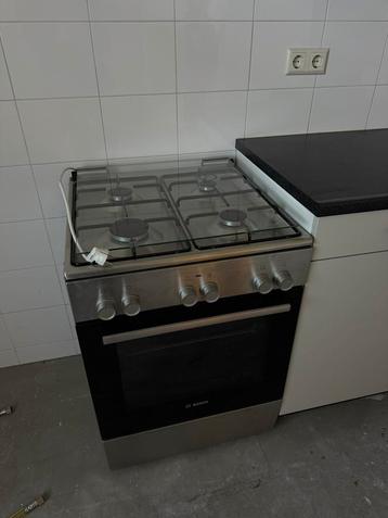Zeer net gasfornuis en afzuigkap te koop beschikbaar voor biedingen