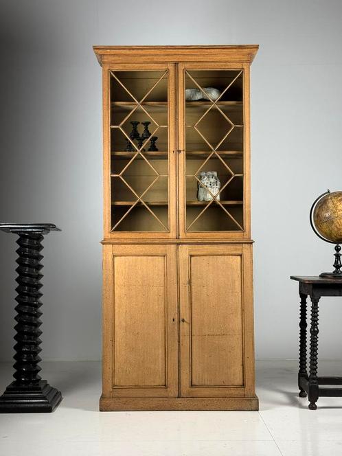 Engelse Eiken vitrine 19e eeuw, Huis en Inrichting, Kasten | Secretaires, Gebruikt, Ophalen