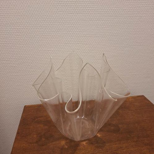 Vintage plexiglas waaiervaas zakdoekvaas tulpenvaas 19 cm., Antiek en Kunst, Antiek | Vazen, Ophalen of Verzenden