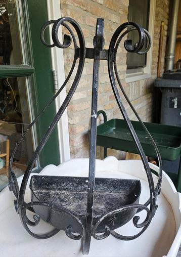 Grote Brocante smeedijzeren plantenbak beschikbaar voor biedingen