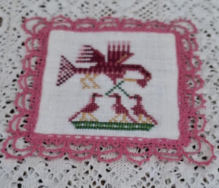 Klein borduurwerkje, vogel met jong, roze gekantklost randje, Antiek en Kunst, Curiosa en Brocante, Ophalen of Verzenden