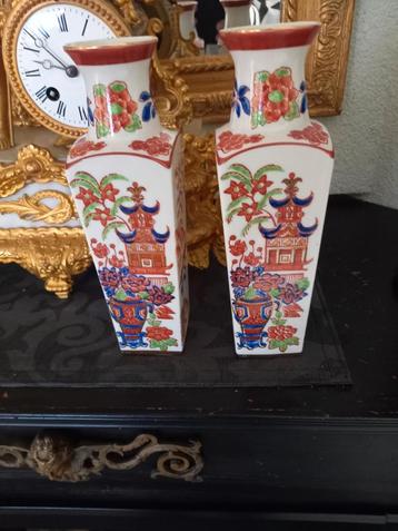 twee oude vazen vierkant model  beschikbaar voor biedingen